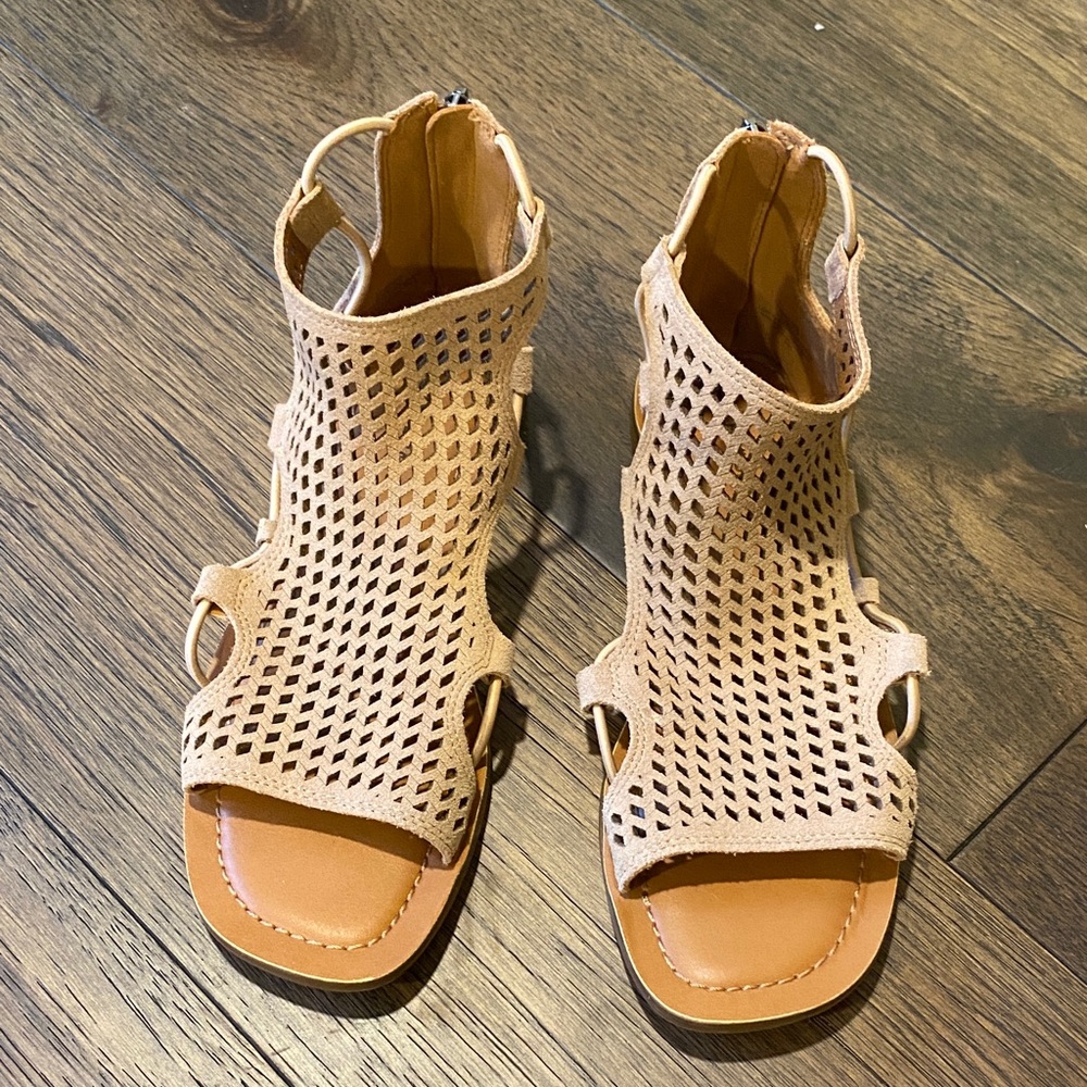 Lucky Brand Baldin Laser Cut Gladiator Tan Sandals - Picture 4 of 7